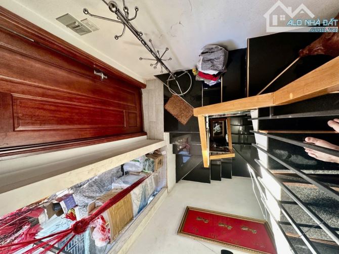 Bán Nhà Căn Góc CMT8 – Hẻm Thông – Trước nhà Có Sân Rộng – 4 tầng– Giá tốt khu vực