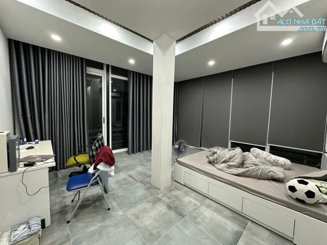 BÁN BIỆT THỰ BÁN ĐẢO LINH ĐÀM . NHÀ 4 TẦNG . MT 12.5 M . NỐI SÀN NƯỚC NGẦM. DT 250M - 4