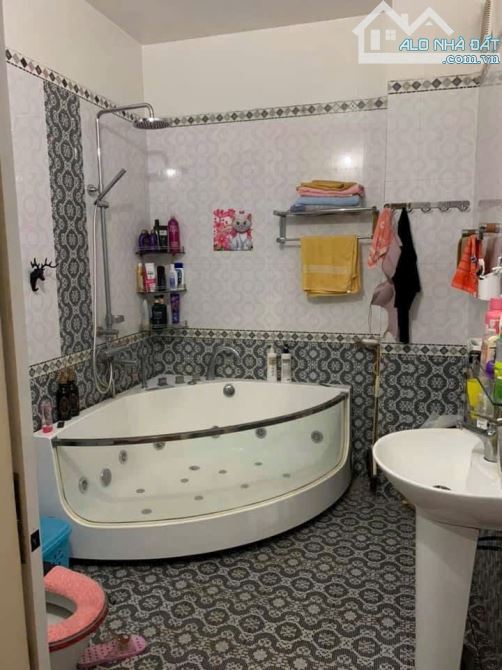 Nhà 4 tầng x 90m mặt chợ Lũng Hoa. Giá 10.5 tỷ - 5