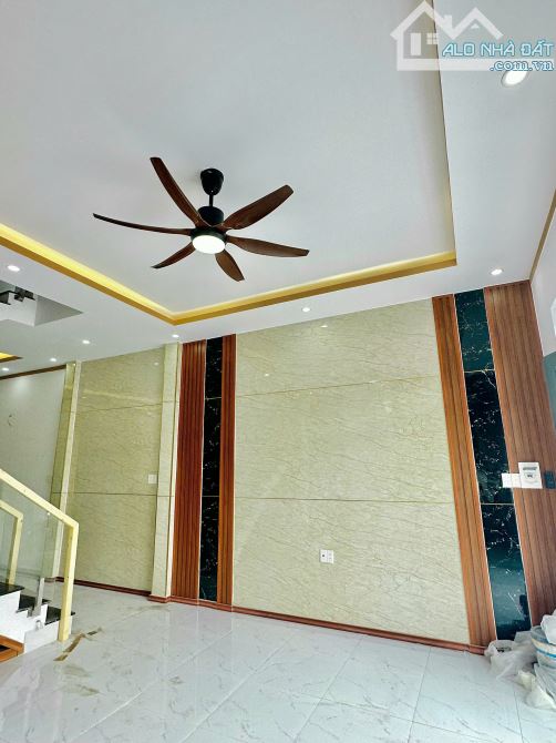 BÁN GẤP NHÀ MẶT TIỀN KINH DOANH XÂY DỰNG KIÊN CỐ 1 TRỆT 1 LẦU, SAU TRƯỜNG TH TÂN PHÚ ẤP 5 - 5