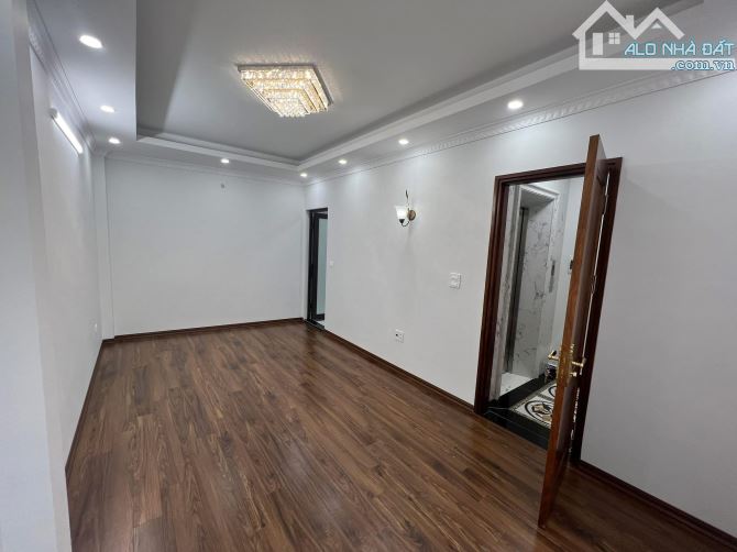 Bán nhà Phố Vọng 36m2, 5T thang máy, gần phố, có sân cổng riêng. Giá 8.89 tỷ sổ đỏ riêng