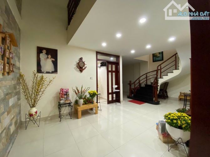 Bán biệt thự đẹp cao cấp đường Đặng Văn Ngữ , Q. Phú Nhuận , 8x22m , 3 tầng , chỉ 38 tỷ - 6
