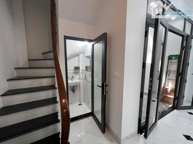 Bán nhà Phố Vọng 36m2, 5T thang máy, gần phố, có sân cổng riêng. Giá 8.89 tỷ sổ đỏ riêng