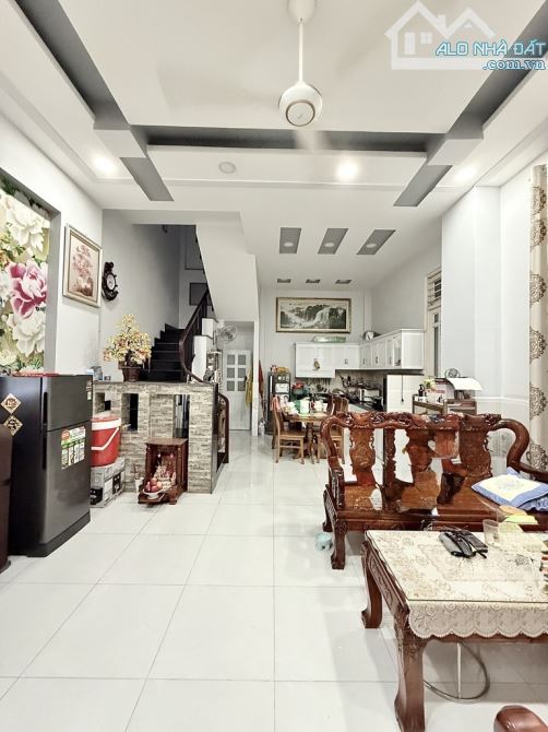 Bán nhà 3 tầng 141m² (7x20m) + 4 phòng trọ, hẻm xe hơi, phường Thạnh Lộc, Quận 12 – giá 8 - 7