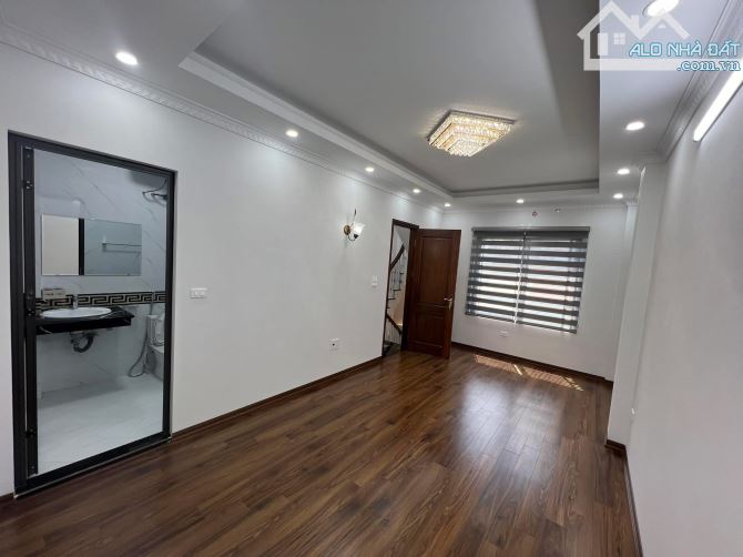 Bán nhà Phố Vọng 36m2, 5T thang máy, gần phố, có sân cổng riêng. Giá 8.89 tỷ sổ đỏ riêng