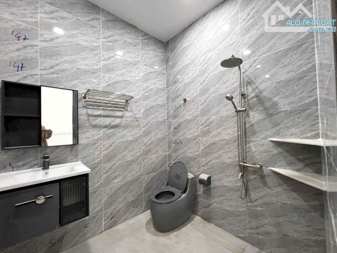 Nhà mới ngay Cầu Ông Thìn. Diện tích 5,7m dài 20m nở hậu 9,5m = 155m² 1 trệt 1 lầu - 8