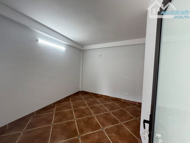 Bán nhà Phố Vọng 36m2, 5T thang máy, gần phố, có sân cổng riêng. Giá 8.89 tỷ sổ đỏ riêng