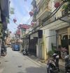 ĐẦU TƯ, BÁN NHÀ NGUYỄN VĂN CỪ, 210TR/M2, 20M RA PHỐ, Ô TÔ TRÁNH , NHÀ 3 TẦNG.