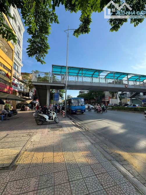 Bán nhà mặt phố Nguyễn Văn Cừ, mặt tiền siêu to, vỉa hè đá bóng 23 tỷ - 2