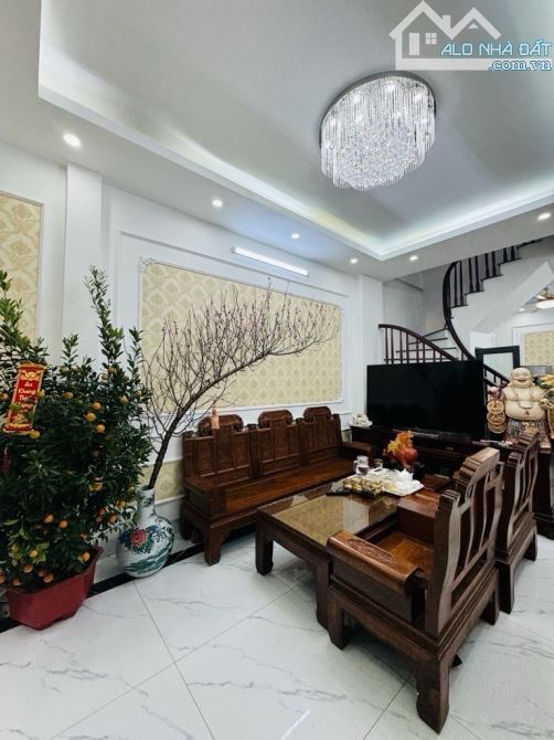 Bán nhà dân xây Ngọc Thụy 36m2, 4 tầng, 4 phòng ngủ, ô tô 7 chỗ đỗ cửa, 7tỷ hơn