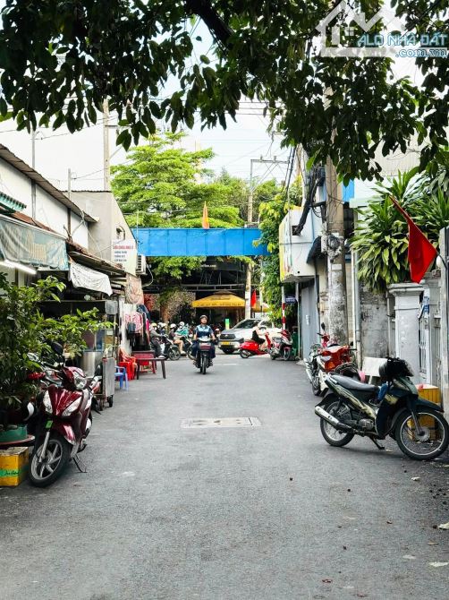 Bán gấp nhà 3 tầng,ngang 5m,mặt tiền hẻm 8m ngay CV Làng Hoa, Gò Vấp