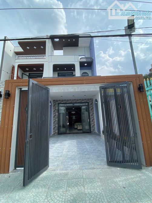 🏠 BÁN GẤP NHÀ MỚI 1 TRỆT 2 LẦU – GẦN CHỢ BÌNH CHÁNH – GIÁ CHỈ 1 TỶ 590 TRIỆU 🏠