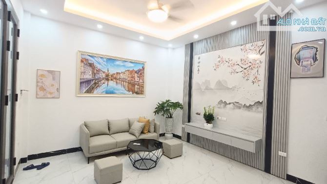 HÓT NHẤT KHU VỰC GIANG BIÊN - NHÀ 5 TẦNG MỚI KÍNH COONG -  ÔTÔ TRÁNH 10m