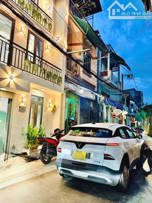 HẺM XE HƠI 6M PHAN XÍCH LONG - GIÁP QUẬN 1 - NHÀ MỚI 3 TẦNG BTCT - NHỈNH 5 TÝ