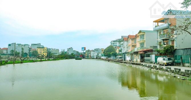 Bán đất siêu hiếm mặt hồ Cự Khối, View hồ đẳng cấp, 61m2, mặt tiền 4.5m, giá 10 tỷ.