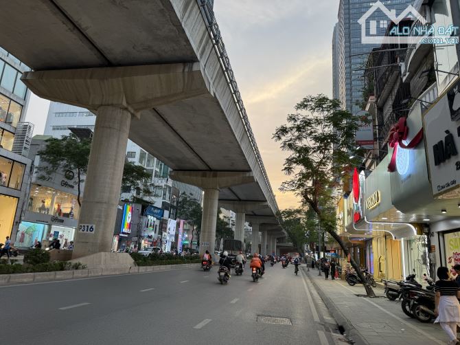 HIẾM MẶT PHỐ PHẠM VĂN ĐỒNG - 35m2 - 8T - THANG MÁY - VỈA HÈ ĐÁ BÓNG - KINH DOANH CỰC ĐỈNH