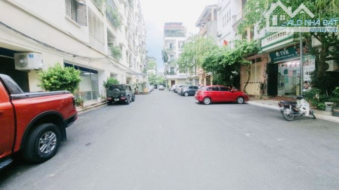 Bán nhà Hoàng Quốc Việt, Nghĩa Đô, Cầu Giấy. Diện tích 97m2 x 3T, MT 8,5m. Oto tránh, Kd.