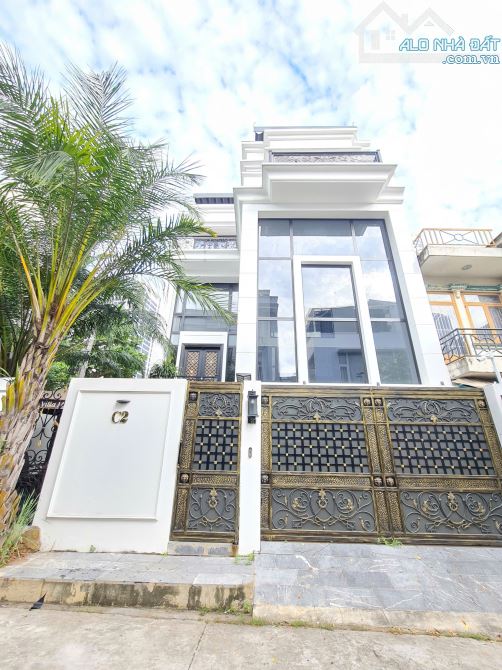 BÁN TOÀ NHÀ MẶT TIỀN NGAY SONG HÀNH (10 X 21M) HẦM 4 TẦNG ĐANG CHO THUÊ 110TR, GIÁ 52 TỶ