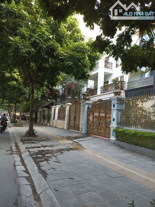 Biệt thự Trần Kim Xuyến Cầu Giấy 330m2, Lô góc, Mt 20m, Vị trí vàng, chỉ 139 tỷ.