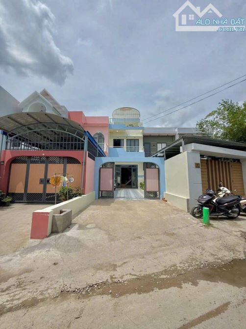 Nhà lầu mới xây dựng gần quảng trường Mỹ Tho, Tiền Giang