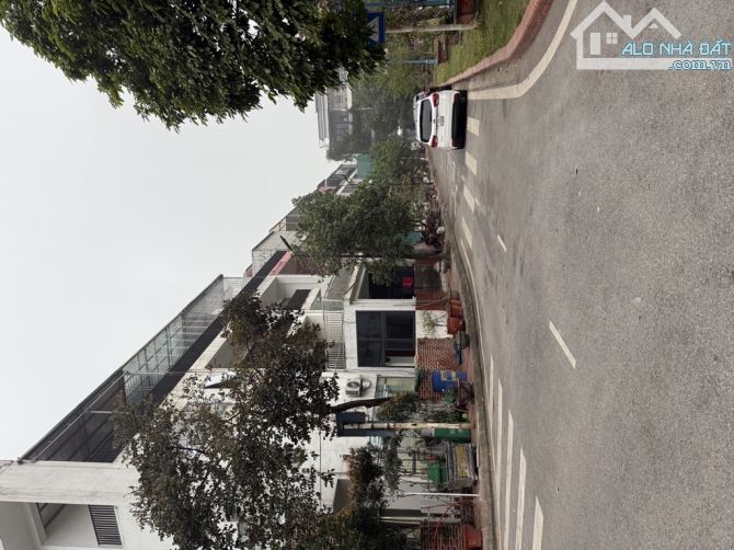 Bán biệt thự Song Lập diện tích 230m2 giá siêu rẻ 👉 Diện tích 230 m2, mặt tiền hơn 10m.