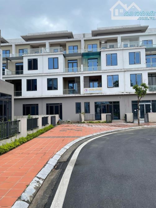 Bán Biệt Thự Liền Kề 132m2, 2 mặt tiền 6m, cực thoáng mát. Đường trước nhà 13m, có vỉa hè,