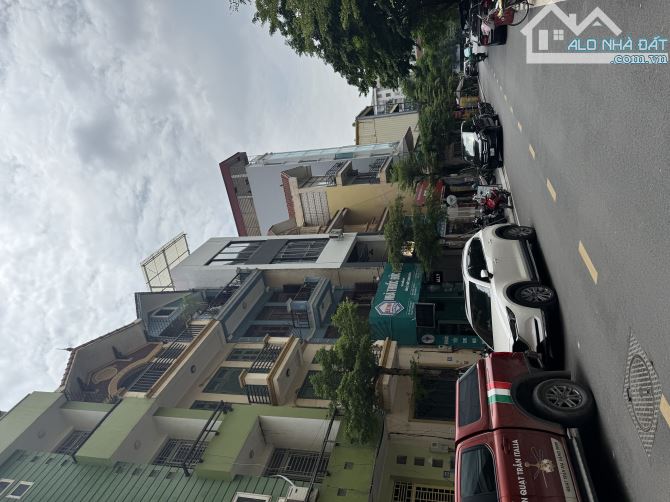 Bán đất phân lô Nguyễn Khánh Toàn, 180m², mặt tiền 10m, vỉa hè ô tô, xây building đỉnh cao