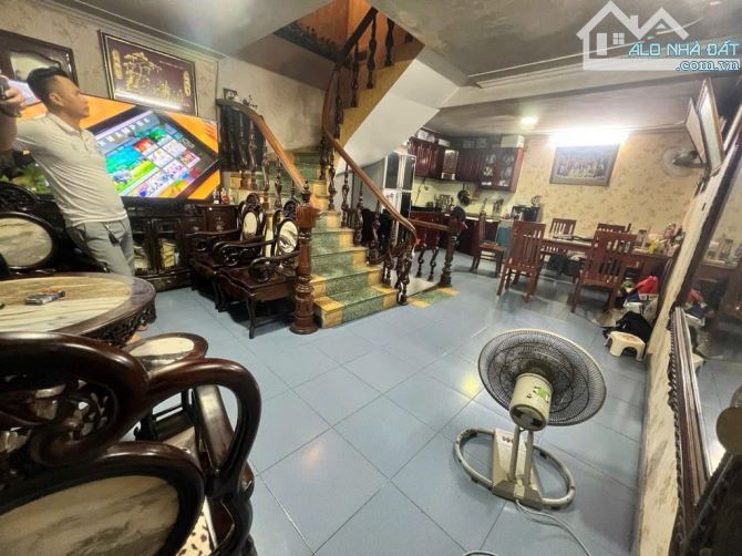 Bán căn nhà lô góc cách phố 20M, liền kề Vinhomes Gallery Giảng Võ
