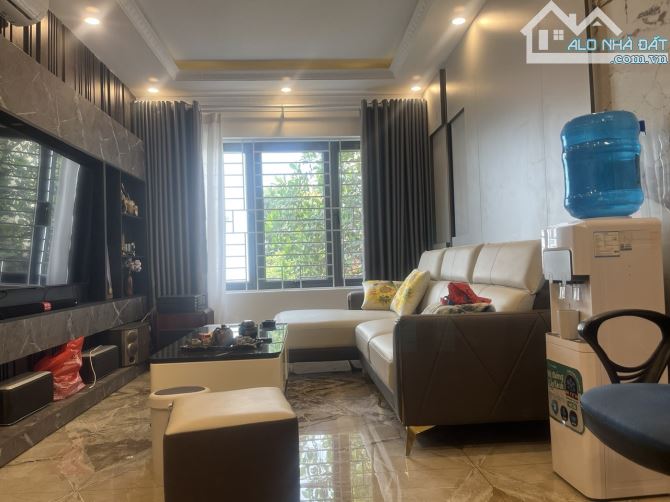 Nhà 6 tầng mới Giang Biên, Việt Hưng, full nội thất xịn xò, ô tô cách 10m, 32m, hơn 5 tỷ