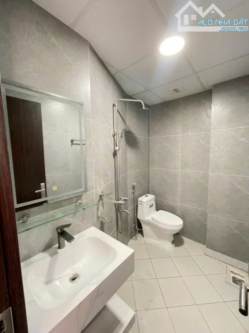 Nhà đẹp phố Đức Giang Long Biên 6 tầng, gara, ô tô tránh, thang máy, 10 tỷ hơn