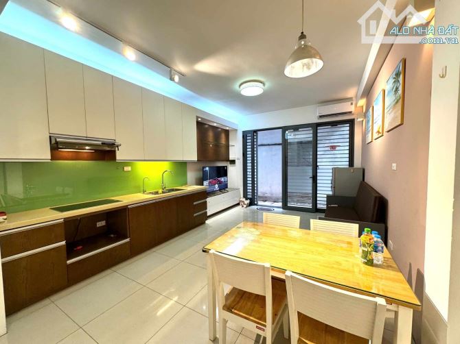 HIẾM CÓ, Bán Nhà Ngõ 12 Bồ Đề, Long Biên, 32m2, MT4m, 5 Tầng, Phân Lô, Ô Tô,