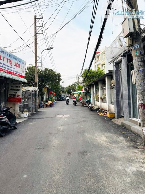 Bán gấp nhà 3 tầng,ngang 5m,mặt tiền hẻm 8m ngay CV Làng Hoa, Gò Vấp - 1