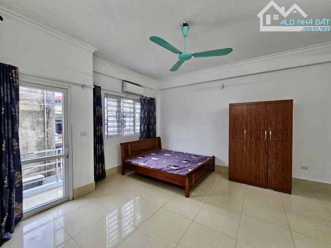 Bán nhà Việt Hưng dân xây 5 tầng 72m, gần mặt phố giá 9 tỷ hơn - 1