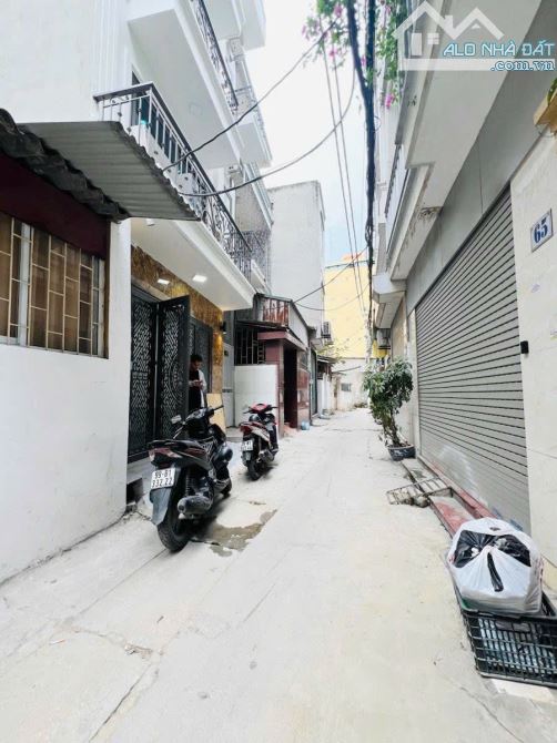 TÒA CCMN XÂY MỚI - GẦN BX GIÁP BÁT - MẶT NGÕ THÔNG - Ô TÔ - 10P KK - 46M2- GIÁ 12.8 TỶ - 1