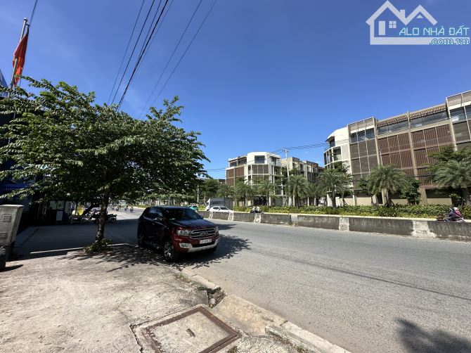 Bán lô góc 2 mặt tiền đường Đỗ Xuân Hợp, PLB Quận 9 - đối diện The Global city - 1