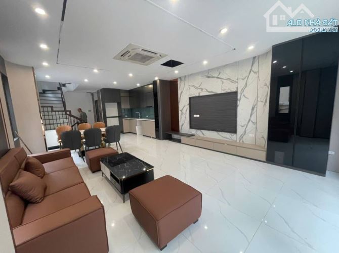 Lô góc - thang máy - ô tô vào nhà - giếng trời - 6 tầng Việt Hưng - DT 62m2, MT 5m. - 1