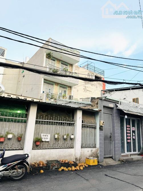Bán gấp nhà 3 tầng,ngang 5m,mặt tiền hẻm 8m ngay CV Làng Hoa, Gò Vấp - 2