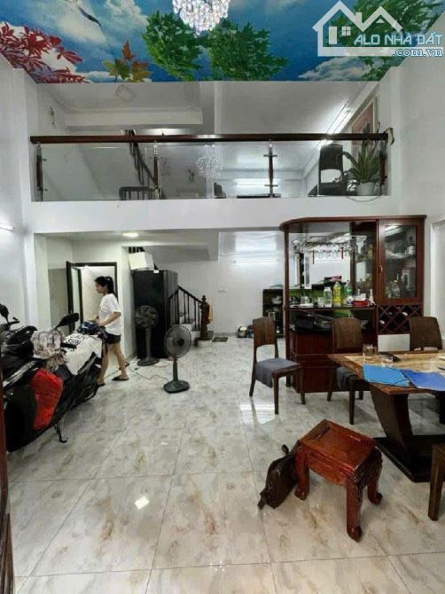 NHÀ TRẦN CUNG - NGAY MẶT PHỐ - Ô TÔ ĐỖ CỬA -  37/45T2M2, 5 TẦNG, MT 4,3M - 7,9 TỶ - 2