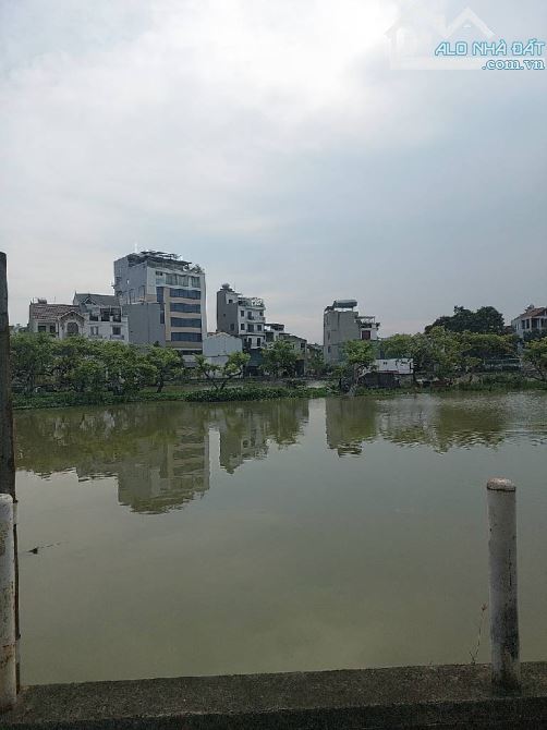 Bán đất siêu hiếm mặt hồ Cự Khối, View hồ đẳng cấp, 61m2, mặt tiền 4.5m, giá 10 tỷ. - 4