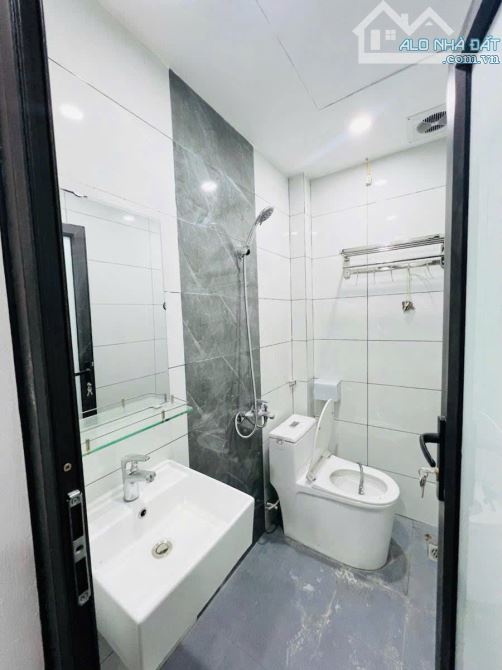 TÒA CCMN XÂY MỚI - GẦN BX GIÁP BÁT - MẶT NGÕ THÔNG - Ô TÔ - 10P KK - 46M2- GIÁ 12.8 TỶ - 5