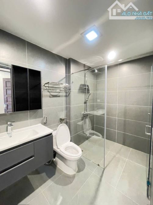 Lô góc - thang máy - ô tô vào nhà - giếng trời - 6 tầng Việt Hưng - DT 62m2, MT 5m. - 6