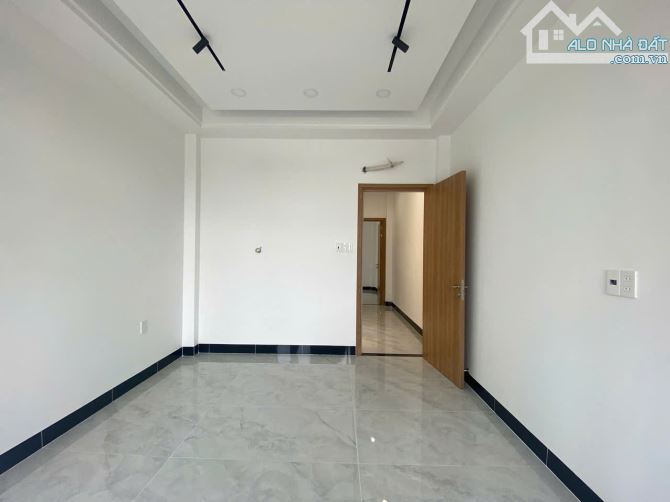 Chủ kẹt tiền bán GẤP nhà 4 tầng MT Lê Quang Định, DT 55m2, CHỈ 16 tỷ - 8