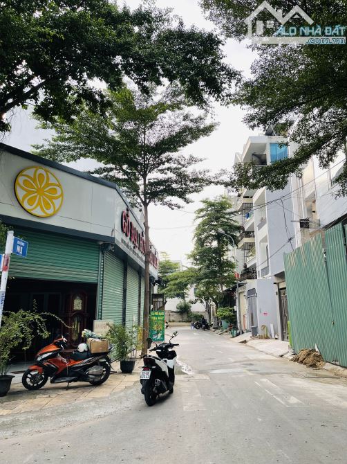 Bán Mặt bằng KD lô góc ngay CF Lộc Vừng Hiệp Bình Phước Thủ Đức DT: 270m2 Giá 33 Tỷ