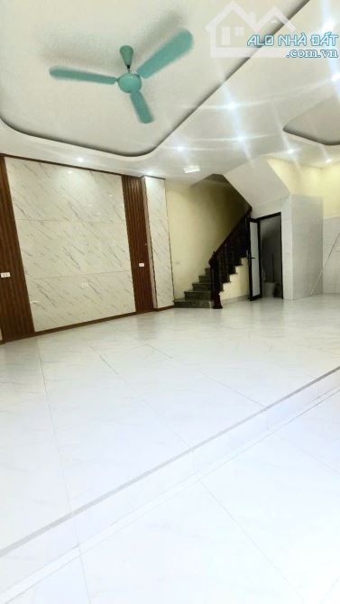 Bán nhà Liên Ninh, Thanh Trì 42m2 x 4 tầng, tiện ích, ô tô sát nhà, giá 5,5 tỷ