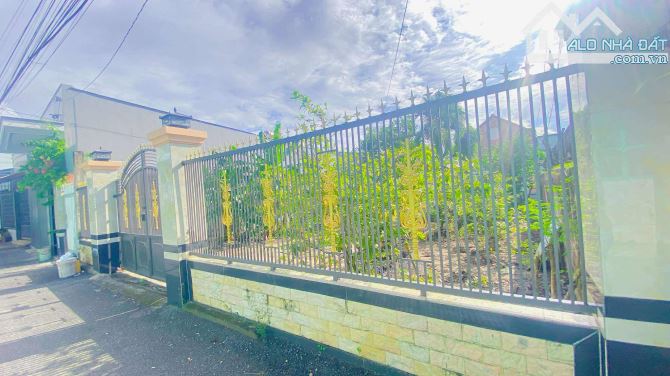 Cho thuê 400 m2 nhà và sân  đường Tầm Vu 9 triệu