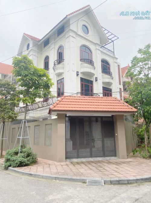 Cho thuê biệt thự ngã tư Vạn Phúc - Tố Hữu. DT 225m2, 4 tầng thang máy. Lô góc 2 mặt tiền