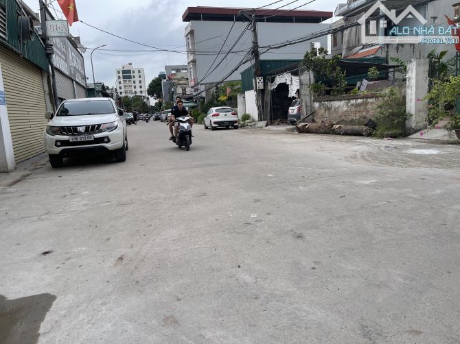 Hiếm! Bán nhà đẹp Đông Anh, ô tô ngủ trong nhà, trục chính Cao Lỗ, QL3, bệnh việnĐA, 5tỷ