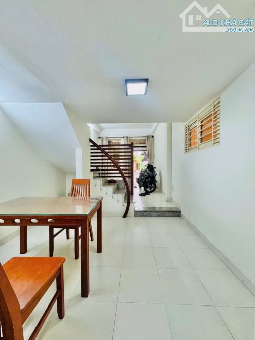 CHỈ HƠN 5 TỶ - CÓ NGAY NHÀ 4 TẦNG - HẺM XE HƠI - NGAY NGÃ TƯ HÀNG XANH - GẦN ĐH HUTECH