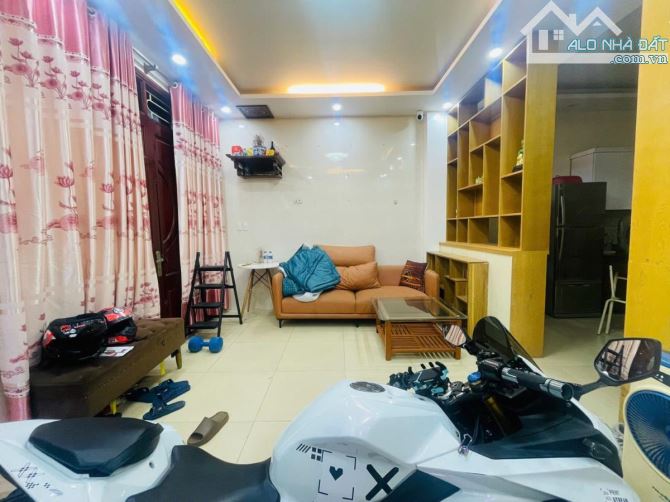 BÁN NHÀ ĐƯỜNG LÁNG – 42M² – 4.5 TẦNG – MẶT TIỀN 5.6M – CHỈ 10.8 TỶ – NHÀ ĐẸP 2 MẶT THOÁNG