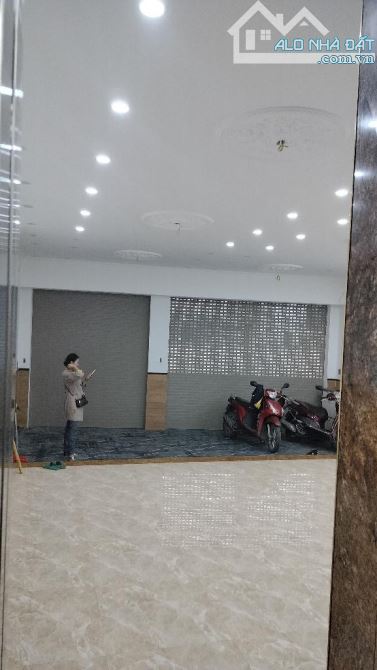 Biệt thự sân vườn, mặt phố bờ sông Tựu Liệt